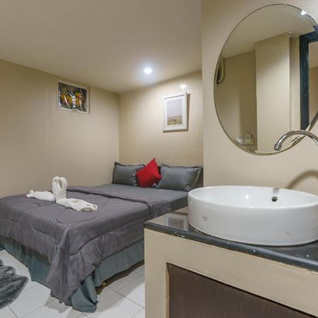 Cheqinn Bed Sukhumvit 4 Nana Plaza Bangkok Exteriör bild