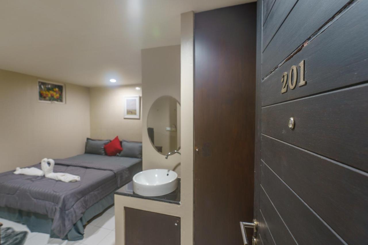 Cheqinn Bed Sukhumvit 4 Nana Plaza Bangkok Exteriör bild