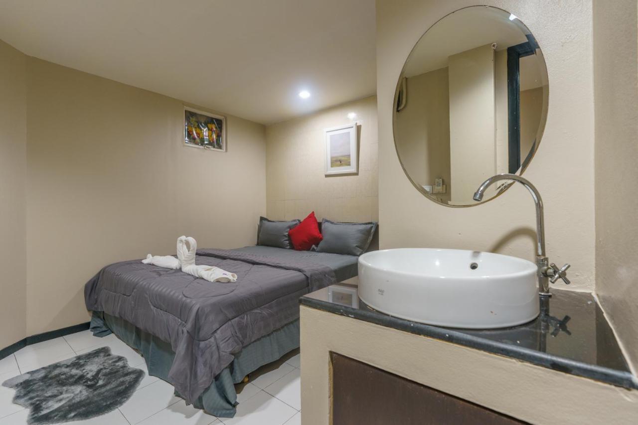 Cheqinn Bed Sukhumvit 4 Nana Plaza Bangkok Exteriör bild