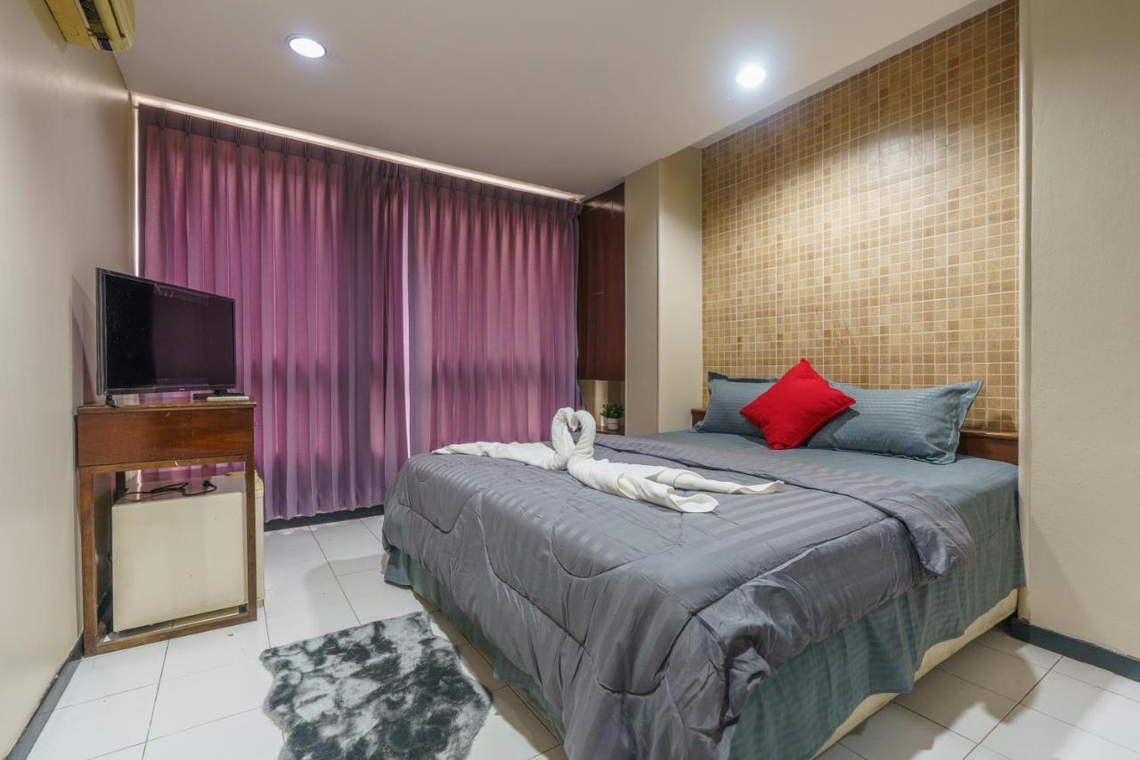 Cheqinn Bed Sukhumvit 4 Nana Plaza Bangkok Exteriör bild